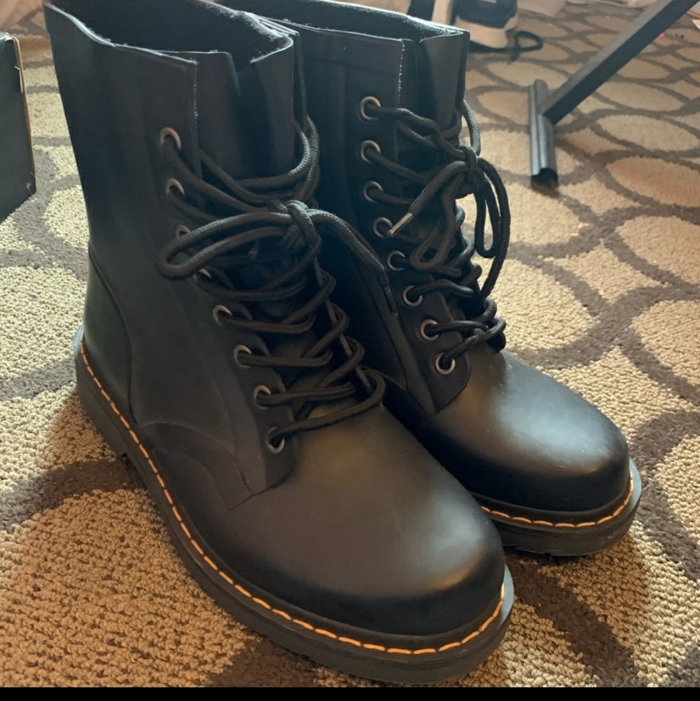 DR. MARTENS BOOTS